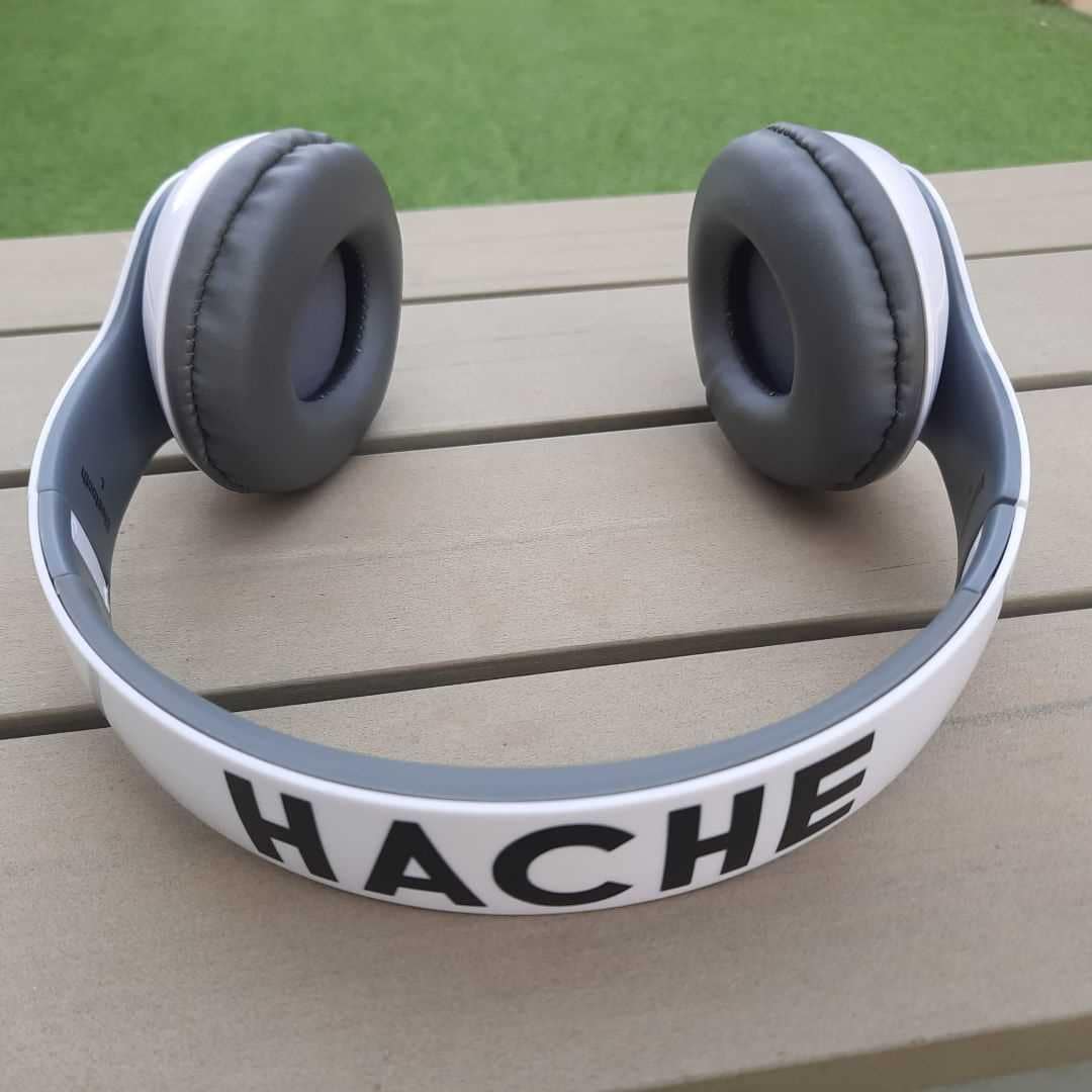 Auriculares Bluetooth blanco con palabra HACHE y mariposa blanca