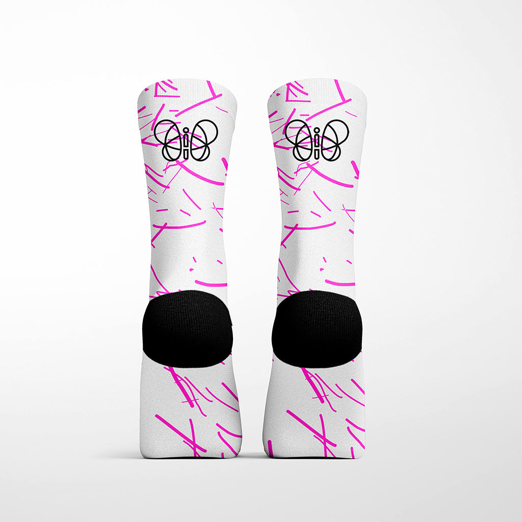 calcetín técnico blanco con líneas rosas y silueta mariposa negra trasera