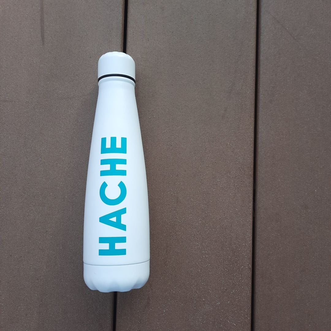 Botella térmica blanca con la palabra HACHE en azul cielo y mariposa a color