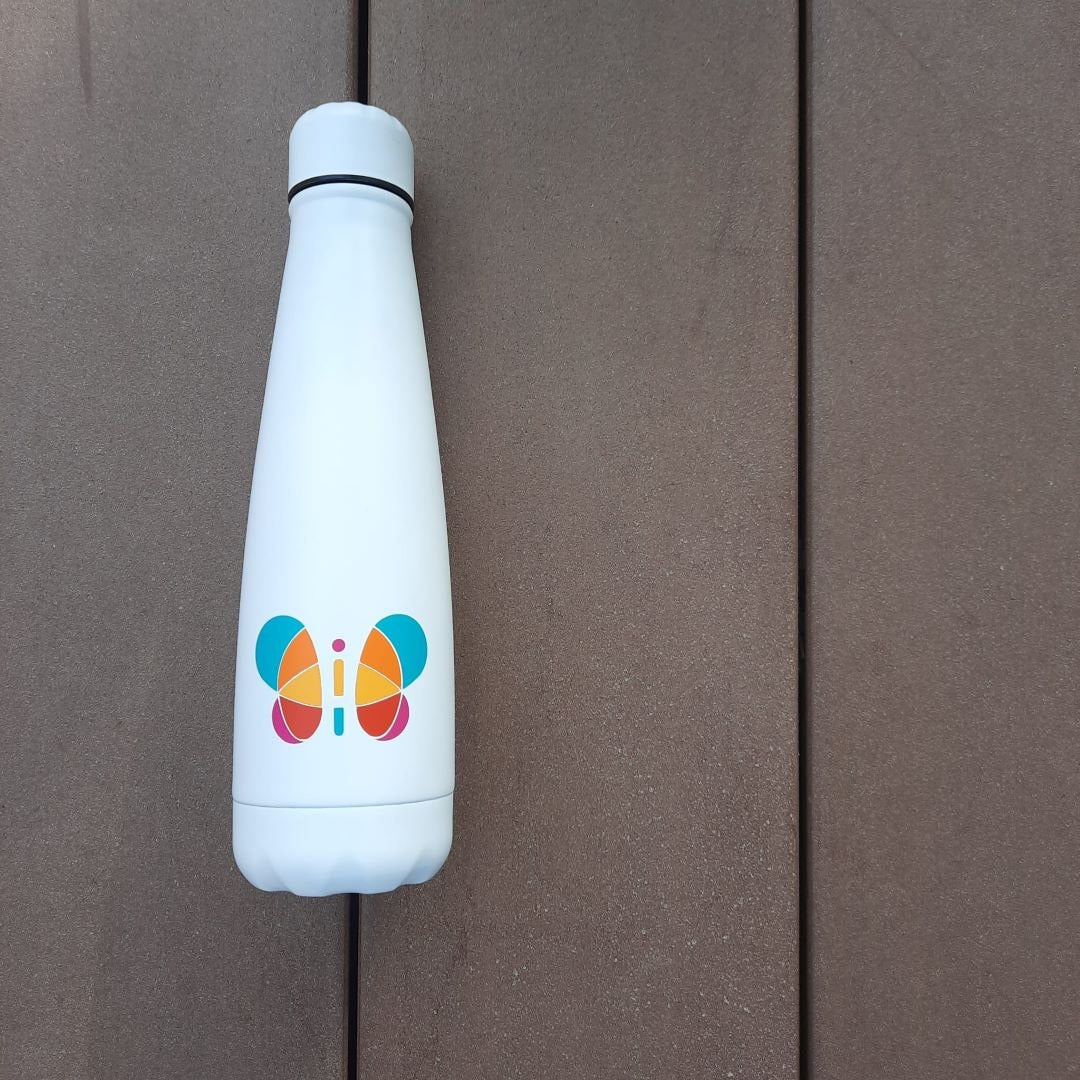 Botella térmica blanca con la palabra HACHE en azul cielo y mariposa a color