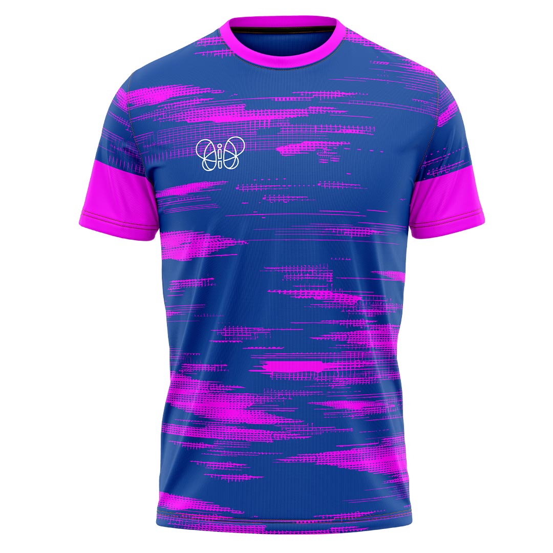 camiseta unisex morada con aguas rosas y silueta mariposa blanca en pecho derecho
