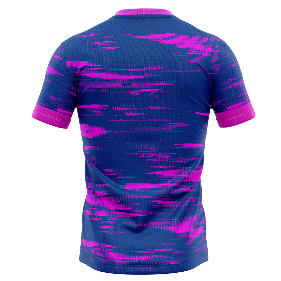 camiseta unisex morada con aguas rosas y silueta mariposa blanca en pecho derecho trasera