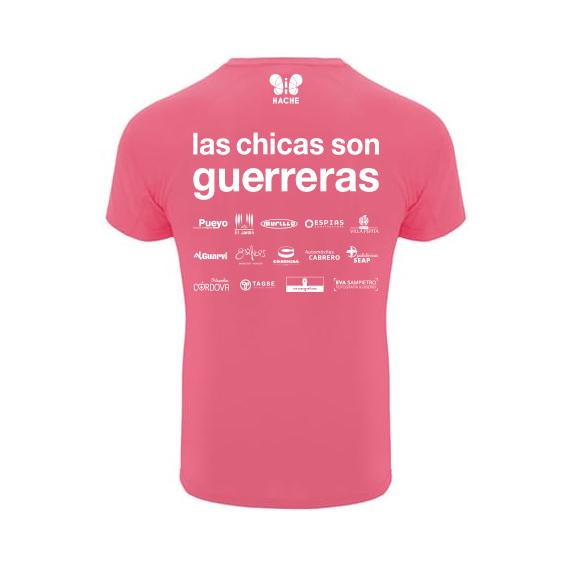 Camiseta de la carrera 2022. Parte trasera. De color rosa claro lleva escrito "las chicas son guerreras" en la parte superior. Debajo, los logos de los patrocinadores. Debajo de la nuca, la mariposa de HACHE 