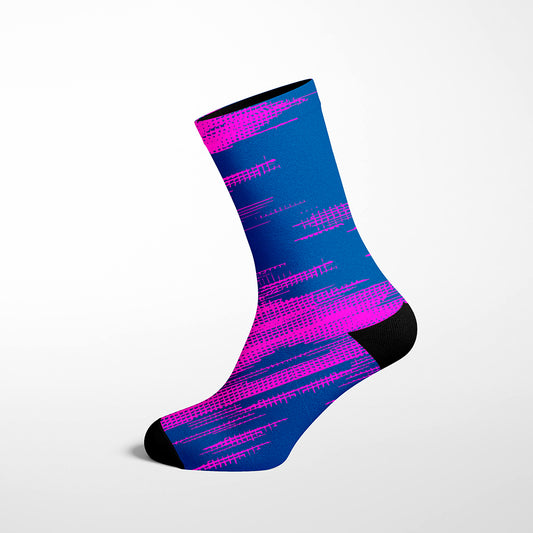 calcetín técnico morado con aguas rosas y silueta mariposa blanca trasera