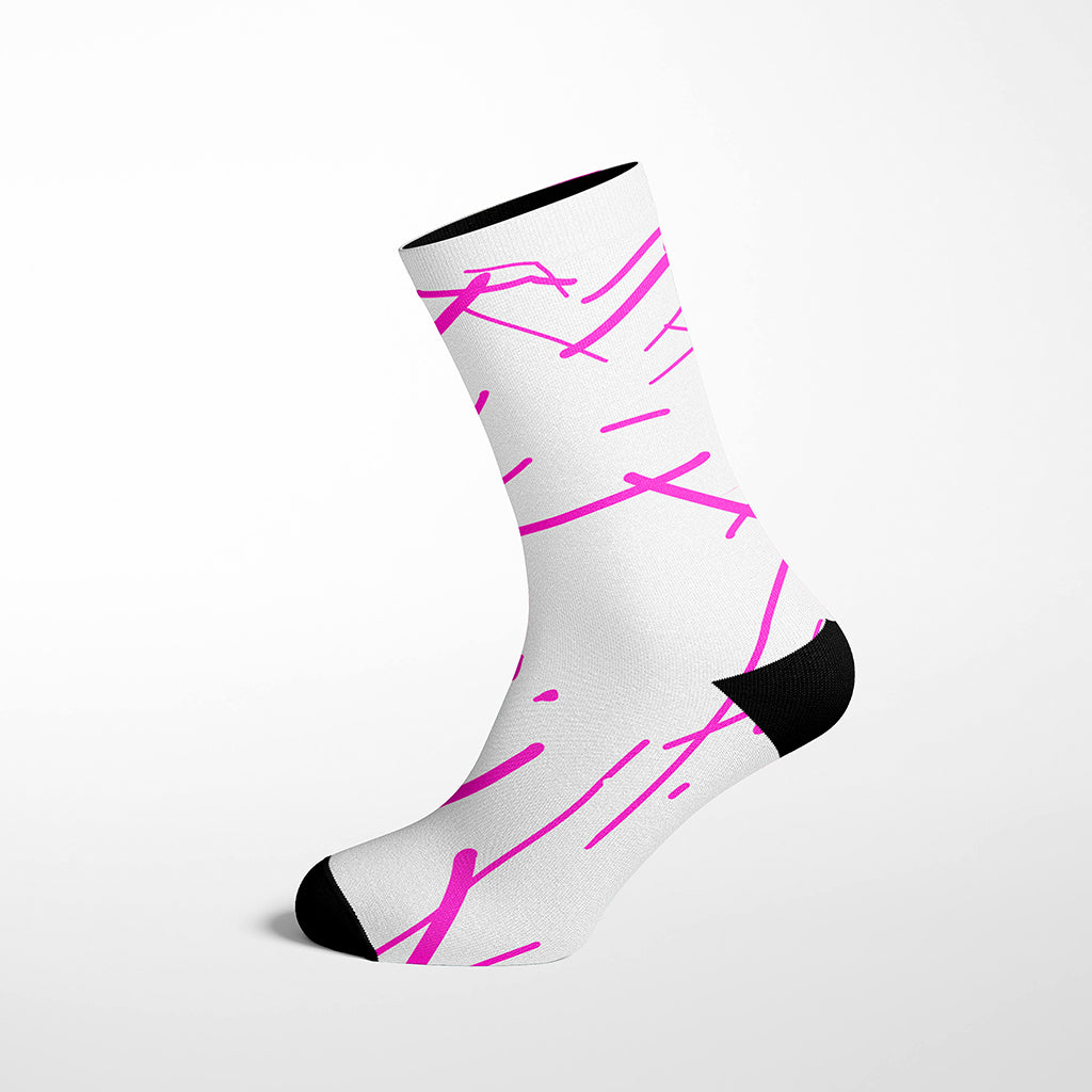 calcetín técnico blanco con líneas rosas y silueta mariposa negra trasera