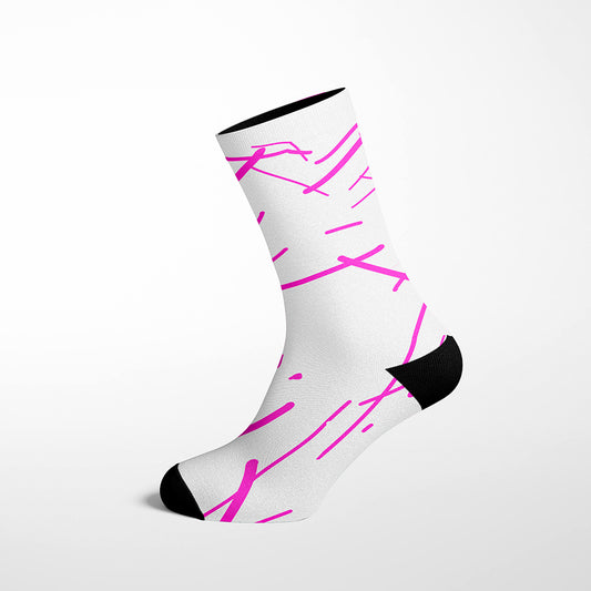 calcetín técnico blanco con líneas rosas y silueta mariposa negra trasera