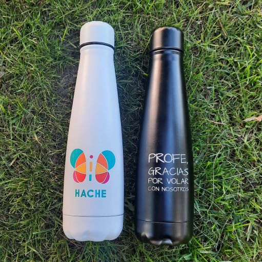 Botella blanca con logo HACHE a color y botella negra con frase "profe, gracias por volar con nosotros"