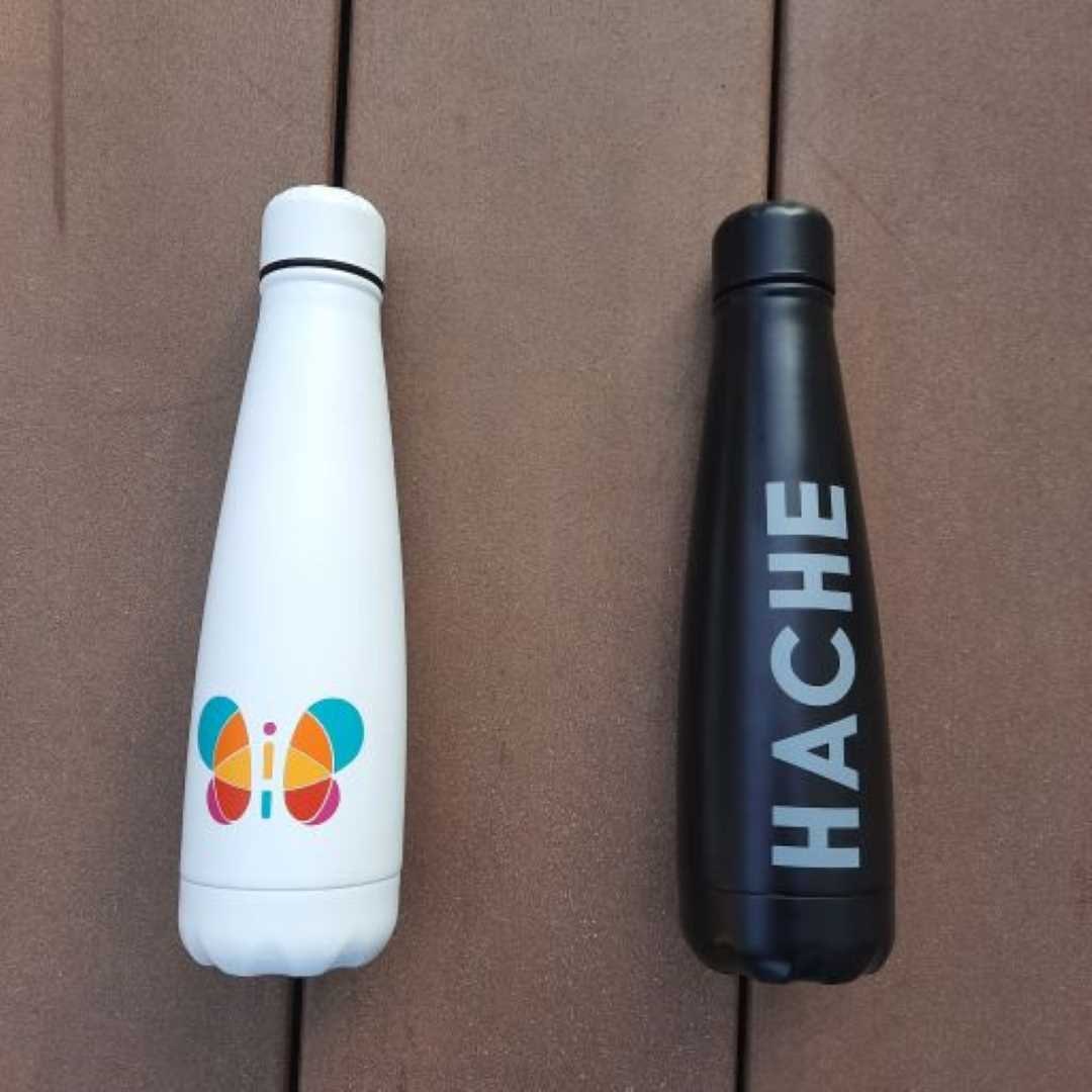 Botellas térmicas blanca con mariposa a color y negra con la palabra HACHE en gris