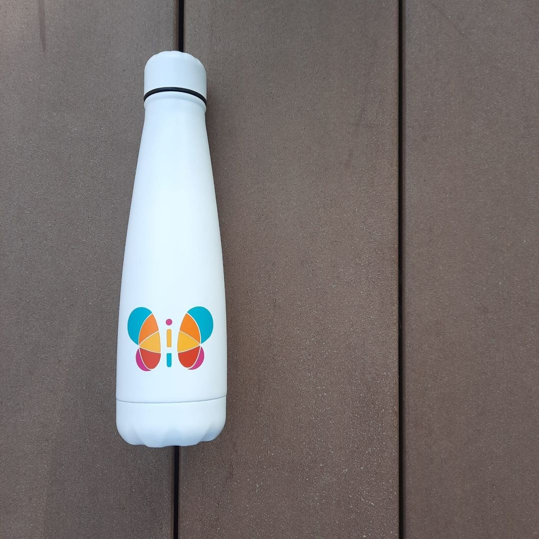 Botella térmica blanca con la palabra HACHE en azul cielo y mariposa a color 