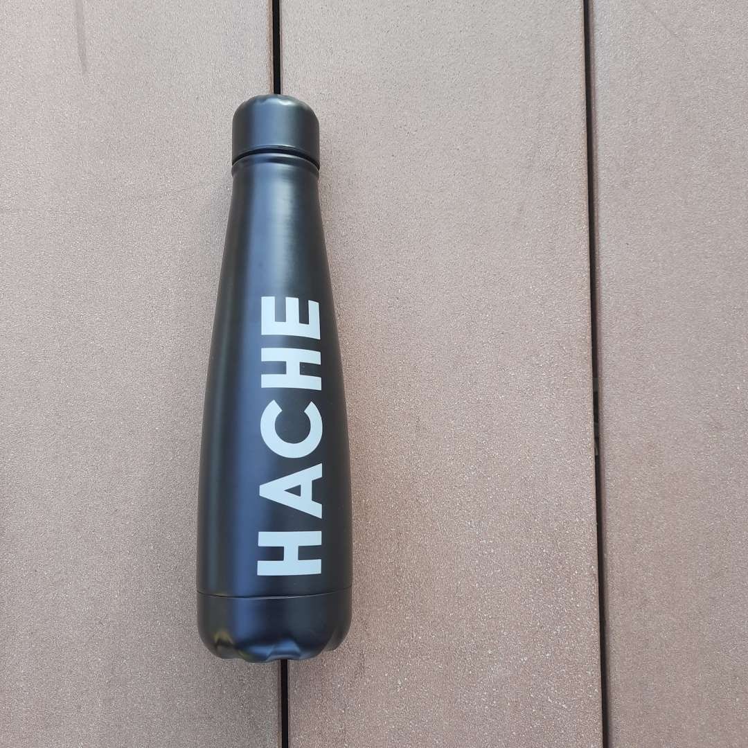 Botella térmica negra con la palabra HACHE en gris y silueta de mariposa en gris