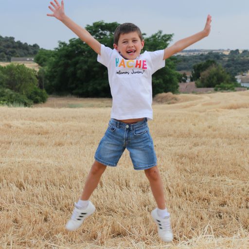 Niño con camiseta del modelo saltando