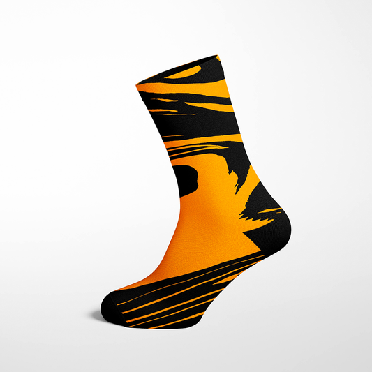 calcetín técnico naranja con aguas negras y palabra HACHE blanca trasera