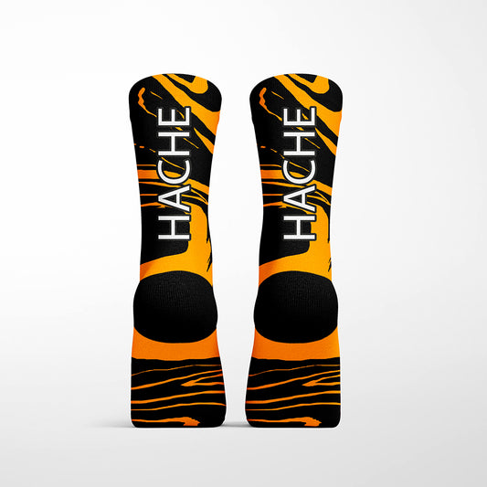 calcetín técnico naranja con aguas negras y palabra HACHE blanca trasera