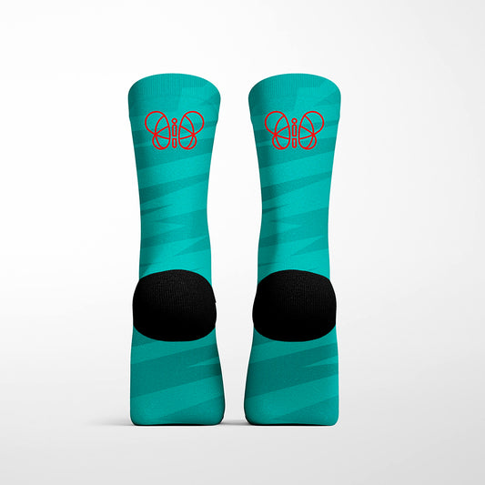 calcetín técnico azul cielo con aguas más oscuras y silueta mariposa roja  trasera