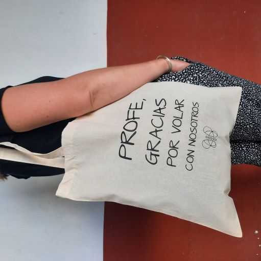 Tote bag con texto "profe, gracias por volar con nosotros"
