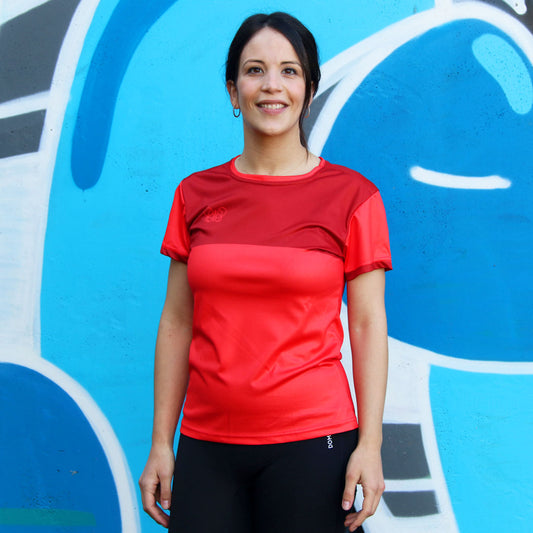 camiseta deportiva unisex roja con franja superior horizontal más oscura y silueta mariposa roja en pecho derecho