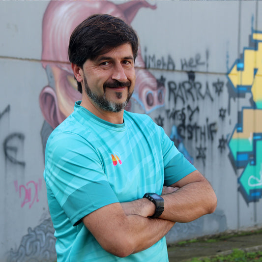 camiseta deportiva unisex azul cielo con aguas más oscuras y mariposa a color en pecho derecho