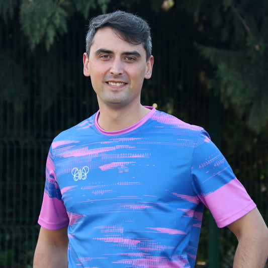 camiseta unisex morada con aguas rosas y silueta mariposa blanca en pecho derecho