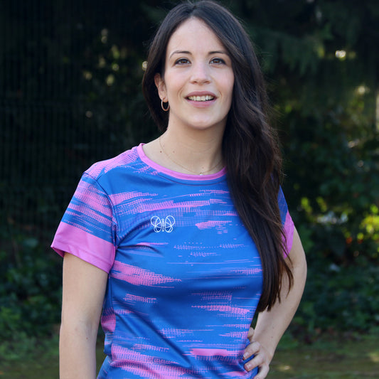 camiseta unisex morada con aguas rosas y silueta mariposa blanca en pecho derecho