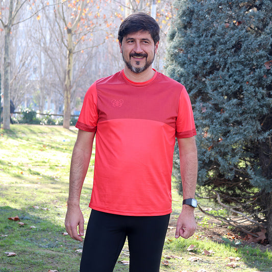 camiseta deportiva unisex roja con franja superior horizontal más oscura y silueta mariposa roja en pecho derecho