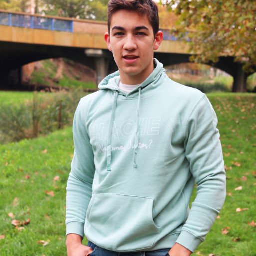 chico posa con sudadera mint con letras HACHE en silueta y frase ¿volamos juntos? debajo, todo en color blanco