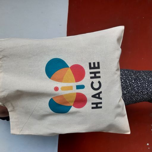 Bolsa de tela con logo HACHE a color